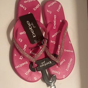NWT- little girl pink Bebe flip flops. Size 2/3